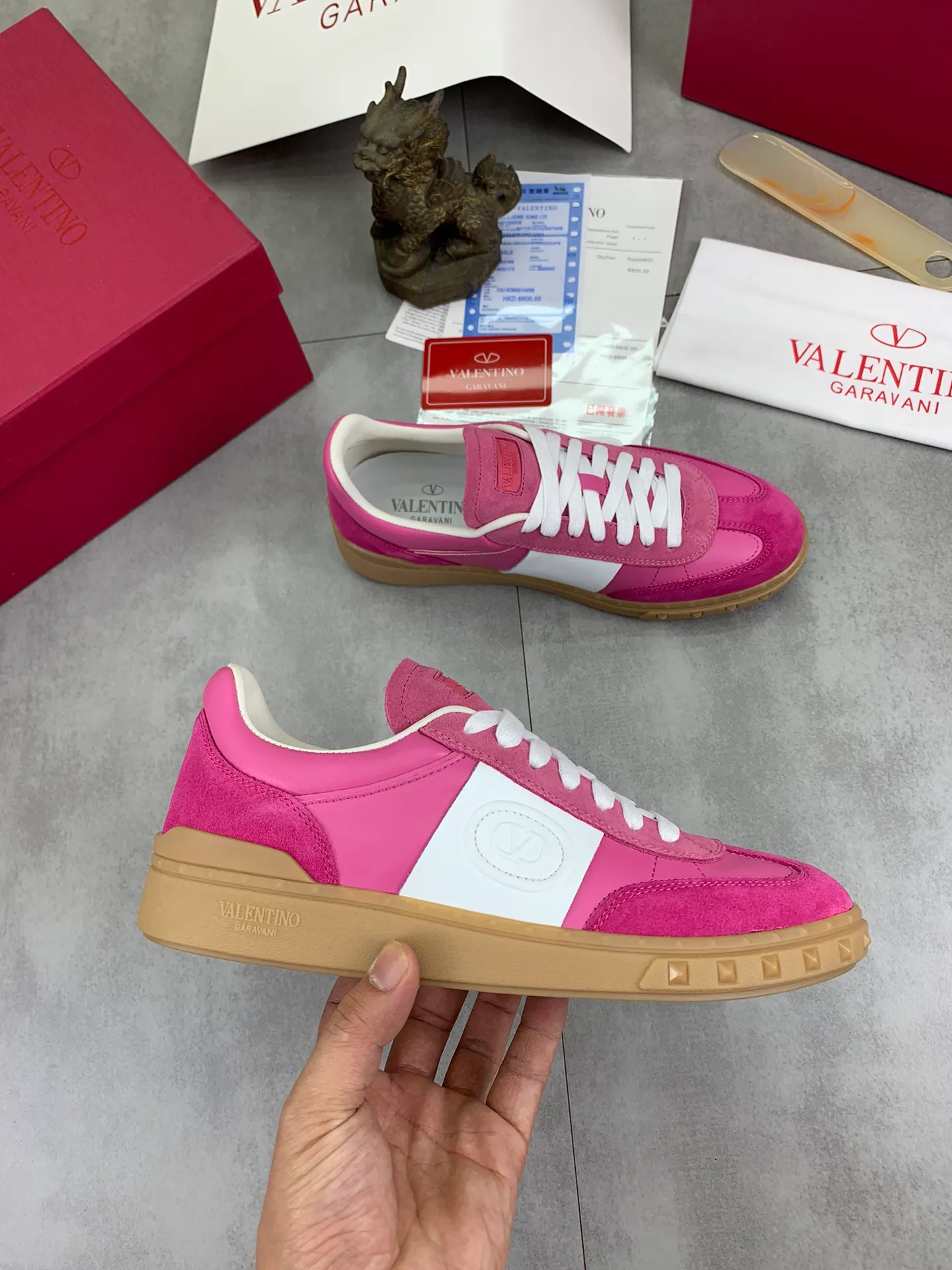 Men's Men's Shoes P520 New Couple Style Valentino Valentino 2025/UPVILLAGE Couple Casual Sports Shoes Moral Training Shoes 🆚Professional high-end, perfect replica, first-class quality, all made of original 1:1 materials, exclusive mold opening! 🎁Full set of high-end packaging at the counter ✔️Fabric: high mercerized cowhide ✔️Outsole: TPU material outsole ✔️Size: female 35-40 male 39-45 (female 41 male 38.46) 🆚All details are customized at 1:1 mold, striving for perfection!